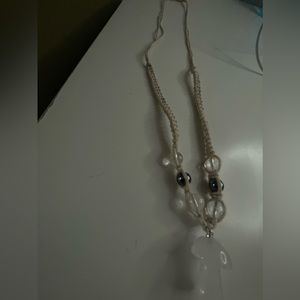 I’m selling a necklace at the top u can pull the strings to make it tighter.